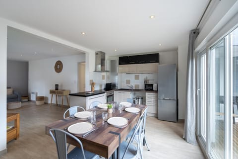 Kitchen or kitchenette, Dining area