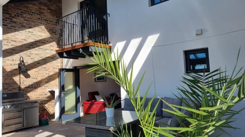 Property building, Patio, Balcony/Terrace