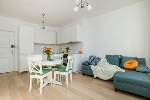 Bed, Kitchen or kitchenette, Living room, Seating area, Dining area