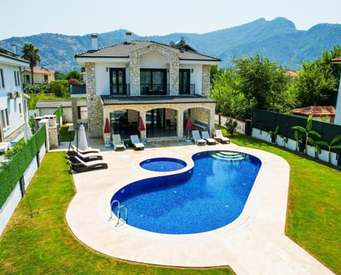Property building, Garden, Swimming pool