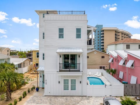 Property building, Day, Neighbourhood, Pool view, Street view, Swimming pool, Swimming pool, Parking, sunbed