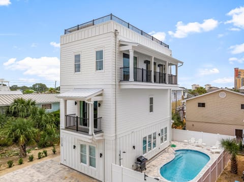 Property building, Day, View (from property/room), Balcony/Terrace, Pool view, Swimming pool, Swimming pool, sunbed