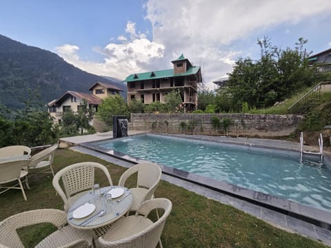 Swimming pool