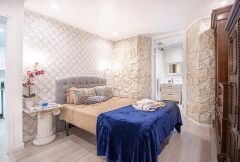 Bed, Bathroom, Living room, towels