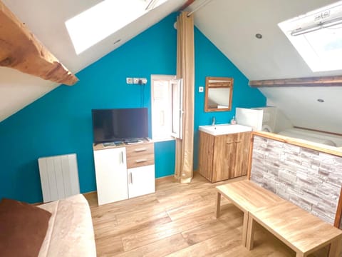 Photo of the whole room, Bedroom