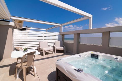 Hot Tub, Balcony/Terrace, Pool view