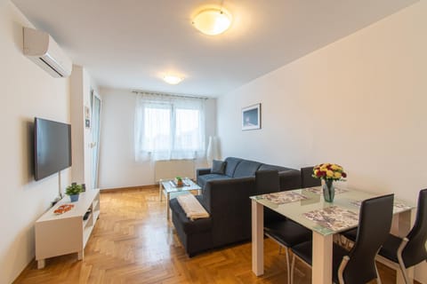 TV and multimedia, Living room, Dining area, air conditioner
