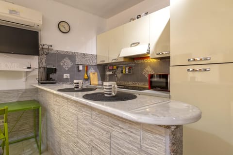 Property building, Kitchen or kitchenette, Living room