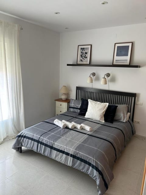 Property building, Bed, Bedroom