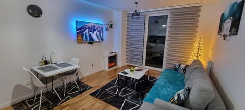 Communal lounge/ TV room, TV and multimedia, Living room, Seating area, Dining area