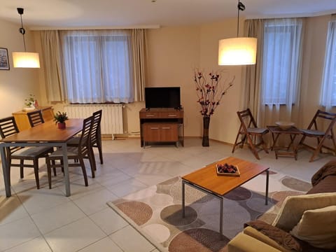 Communal lounge/ TV room, TV and multimedia, Living room, Seating area