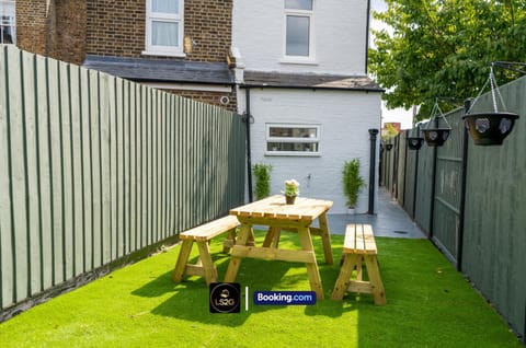 Property building, Patio, Spring, Day, Garden, Seating area, Dining area, Garden view