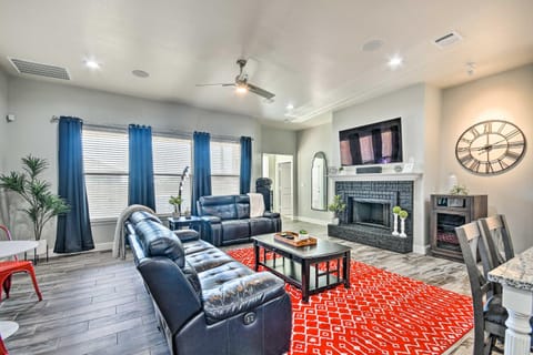 Modern Amarillo House with Fire Pit and Hot Tub! House in Amarillo