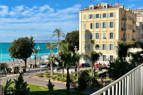 Property building, Nearby landmark, Facade/entrance, Spring, Day, Neighbourhood, Natural landscape, Beach, City view, Sea view, Street view, Location, Parking