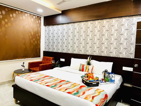 Bed, Food and drinks, Photo of the whole room, Seating area, Bedroom, Food, Drinks