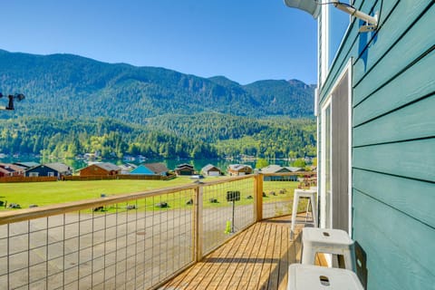 Lake-View Getaway 20 Mi to Olympic Natl Park! House in Washington
