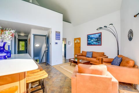 Lake-View Getaway 20 Mi to Olympic Natl Park! House in Washington