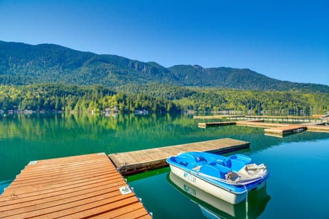 Lake-View Getaway 20 Mi to Olympic Natl Park! House in Washington