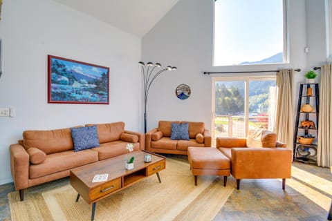 Lake-View Getaway 20 Mi to Olympic Natl Park! House in Washington