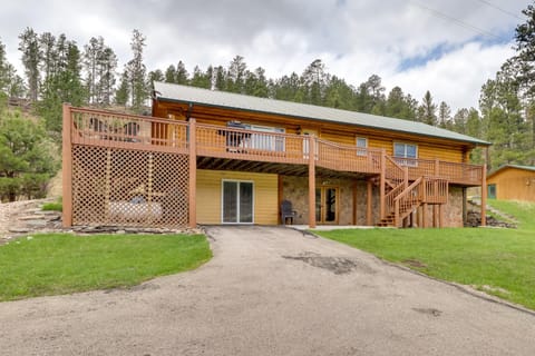 Hill City Log Cabin Along Newton Creek! Cabin in West Pennington