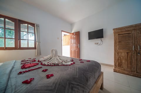 Bed, TV and multimedia, Photo of the whole room, Bedroom, towels, wardrobe