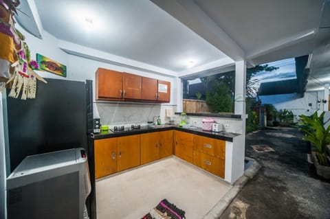 Kitchen or kitchenette, dishwasher, minibar