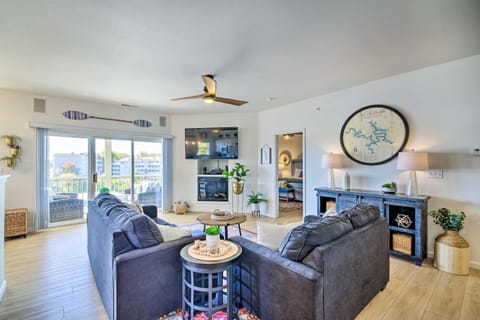 Lake Views and Pool Access Lake Ozark Condo! Apartment in Village Four Seasons