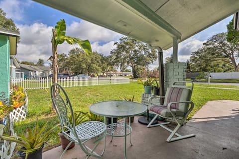 about 9 Mi to Universal Orlando Retreat with Sun Porch! House in Pine Hills