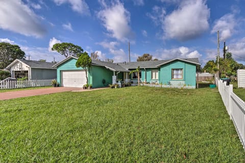 about 9 Mi to Universal Orlando Retreat with Sun Porch! House in Pine Hills