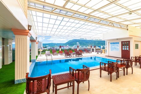 Mountain view, Pool view, Swimming pool, sunbed