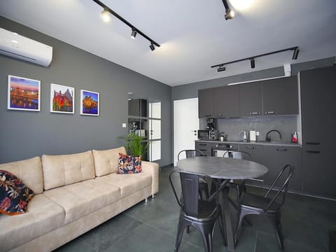Kitchen or kitchenette, Living room, Seating area, Dining area