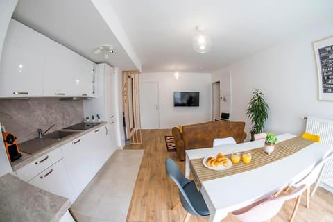 Communal lounge/ TV room, TV and multimedia, Kitchen or kitchenette, Living room, Seating area, Dining area