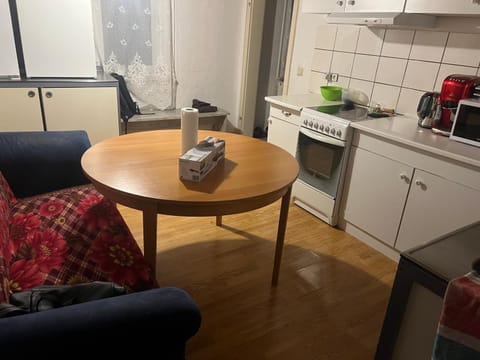 Coffee/tea facilities, Kitchen or kitchenette, Dining area, minibar, stove, toaster