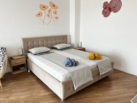 Bed, Photo of the whole room, Bedroom, towels