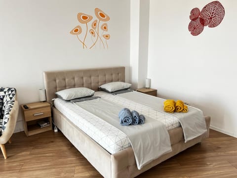 Bed, Photo of the whole room, Bedroom, towels