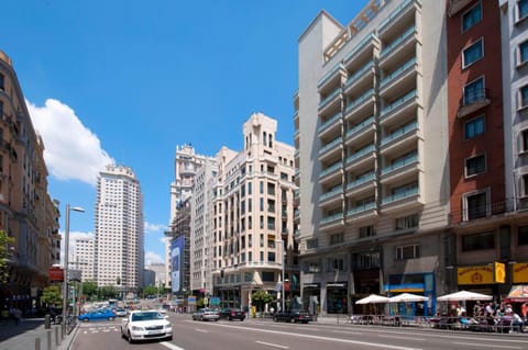 Restaurant/places to eat, People, Balcony/Terrace, Dining area, Parking
