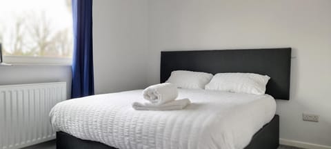 Bed, Photo of the whole room, Bedroom, internet, towels