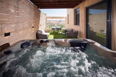 Hot Tub, Seating area