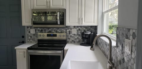 Kitchen or kitchenette, minibar, pet friendly, stove