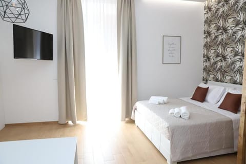 Bed, TV and multimedia, Bedroom