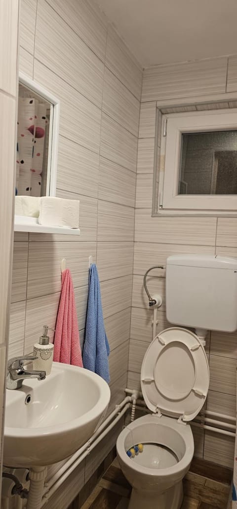 Toilet, Bathroom, towels