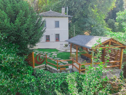 Property building, Patio, Spring, Day, Natural landscape, Garden, Garden view