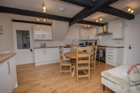 Kitchen or kitchenette, Dining area, dishwasher, minibar, pet friendly, stove, toaster