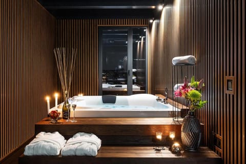 Hot Tub, Photo of the whole room, Bedroom, Alcoholic drinks, Bath, towels