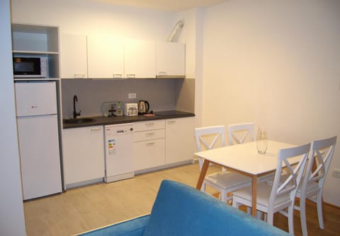 Coffee/tea facilities, Dining area, dishwasher, kitchen