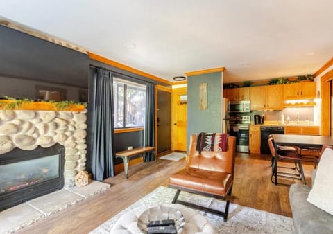 Communal lounge/ TV room, Game Room, TV and multimedia, Living room, Seating area, Dining area, fireplace, internet, kitchen
