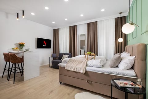 Bed, TV and multimedia, Photo of the whole room, Seating area, Bedroom