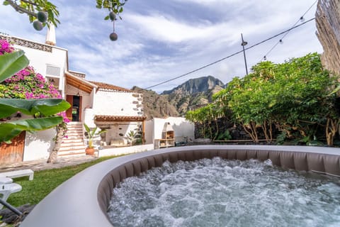 Property building, Day, Natural landscape, Garden, Hot Tub, Garden view, Mountain view, Pool view, Swimming pool