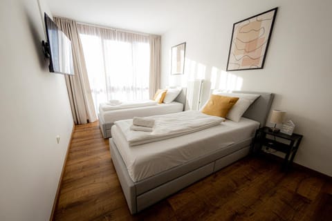 Bed, TV and multimedia, Bedroom