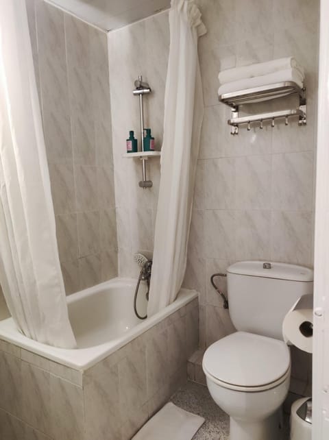 Shower, Toilet, Bathroom, Bath, towels